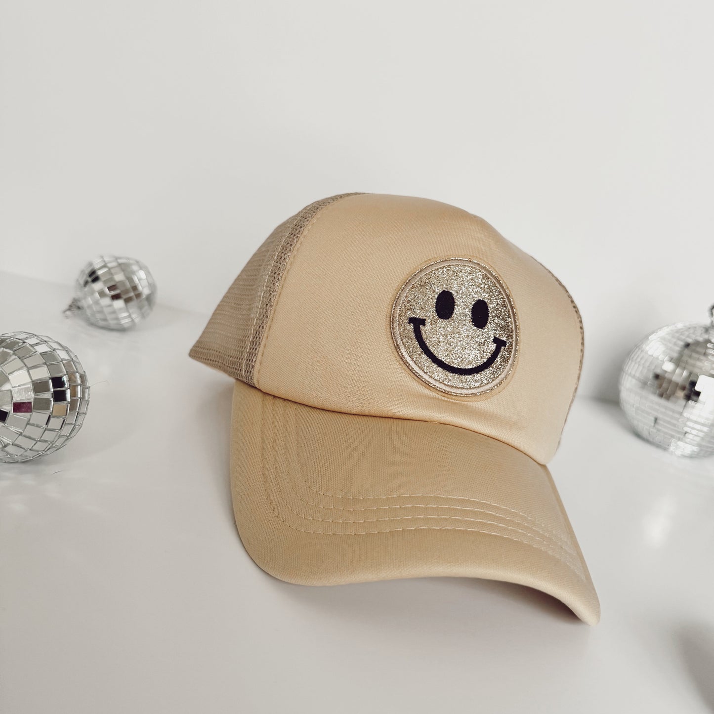 BEIGE SMILEY TRUCKER HAT